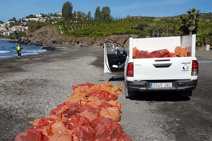 Durante el pasado verano la retirada de residuos orgnicos de las playas sexitanas alcanz 150 toneladas 